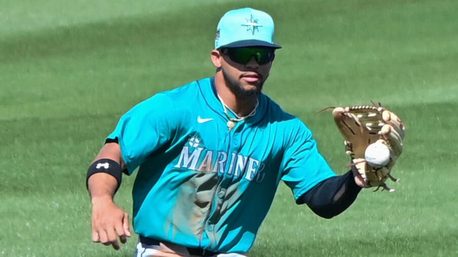 Seattle Mariners make roster move in search of offensive pop
