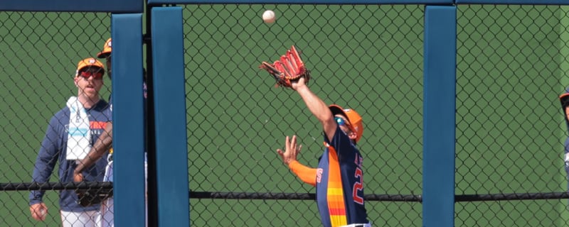 Watch: Jose Altuve whiffs on ball in outfield