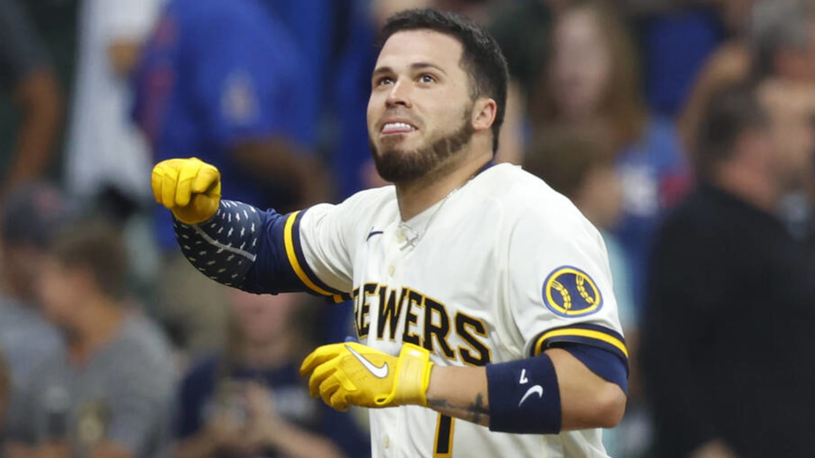 Brewers' Victor Caratini hits a three-run walk-off home run to