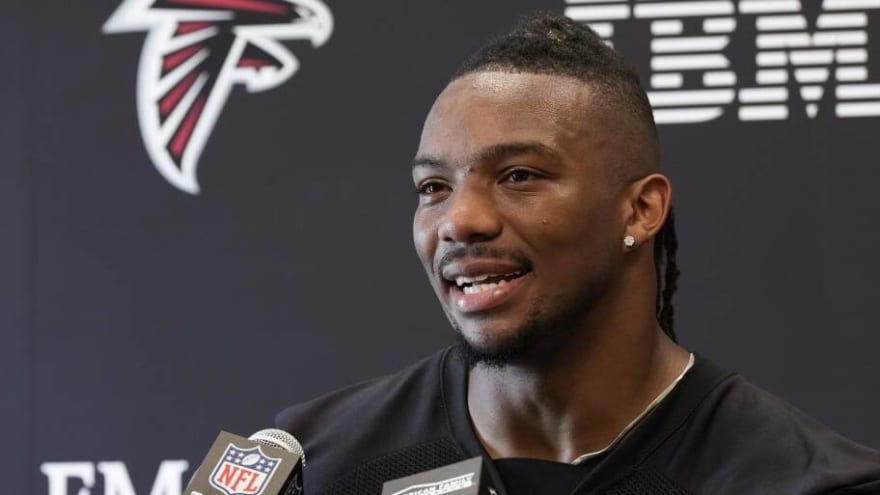 Falcons Coach Zac Robinson Excited for RB Bijan Robinson&#39;s Role in Offense