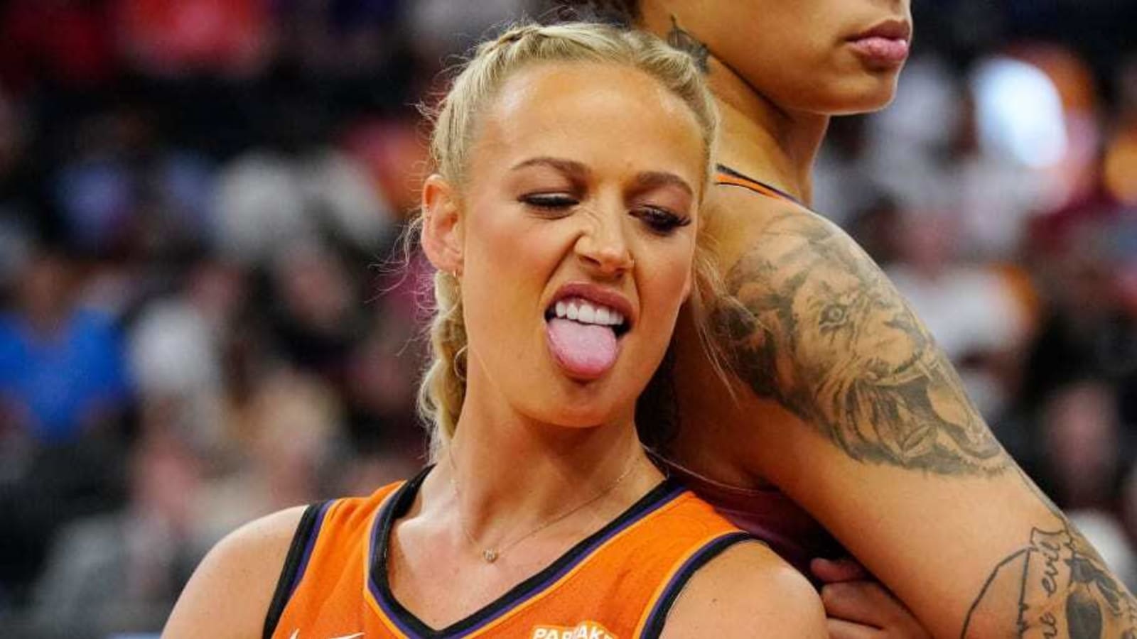 Sophie Cunningham keeps things cute & casual; goes tongue out, guns out