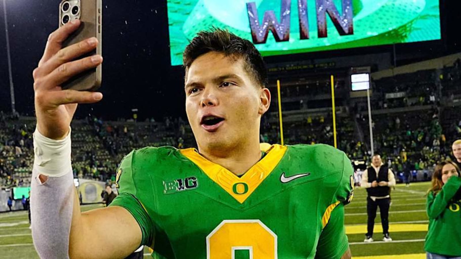 Oregon Ducks Best Uniform In College Football? Trending For Award