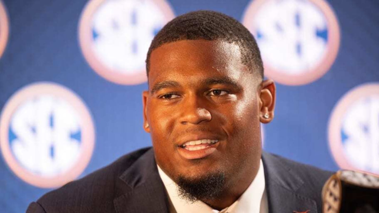 Texas Edge Rusher Impressing OT Kelvin Banks: 'He's Ready to Play'