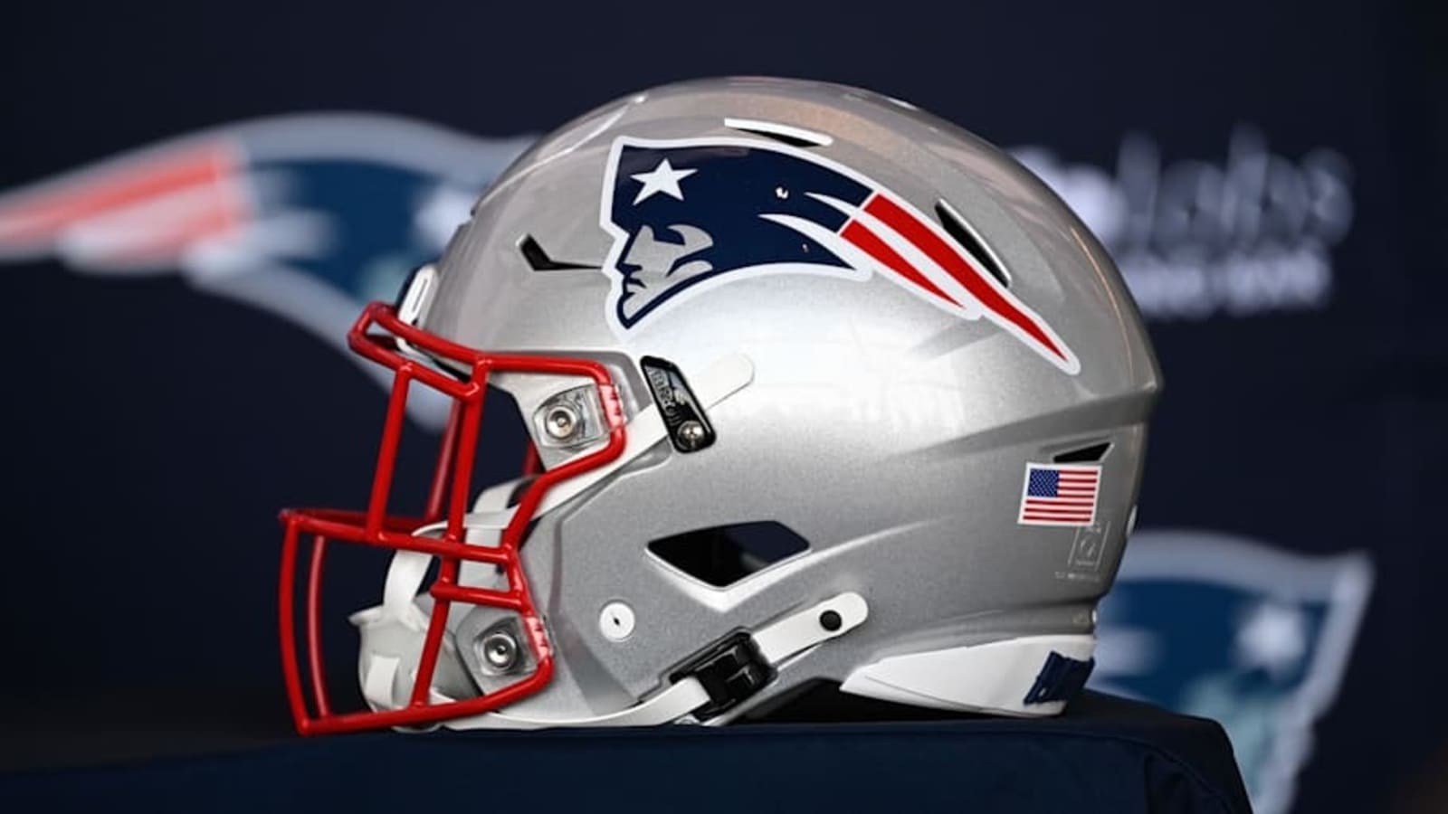 Patriots Sign LB Away from Colts