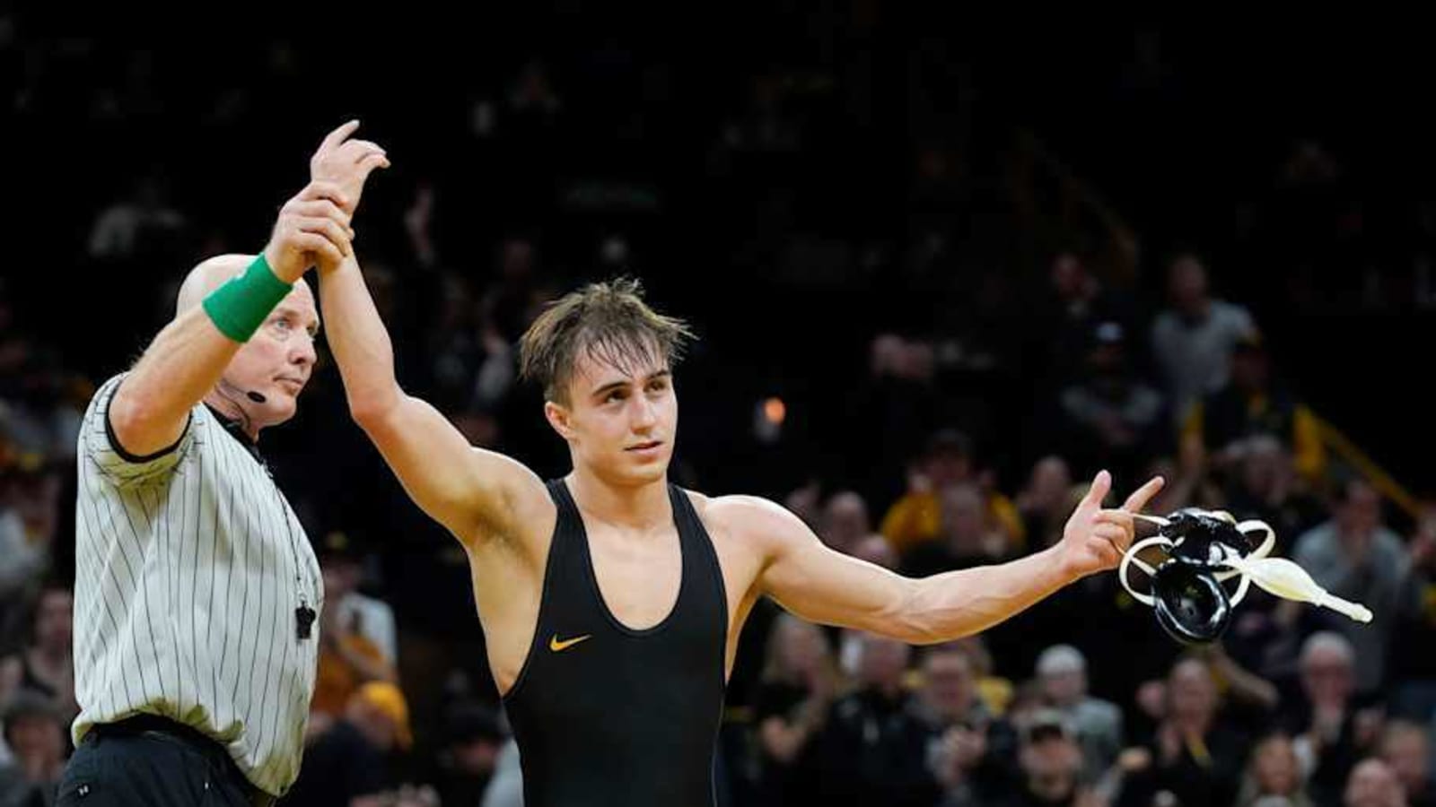 No. 2 Iowa Wrestling Wins the Border Battle Against No. 10 Illinois, 28-6