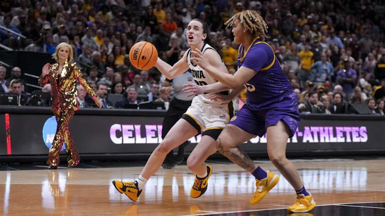 Ex-LSU basketball star reveals why Kim Mulkey kicked her off team