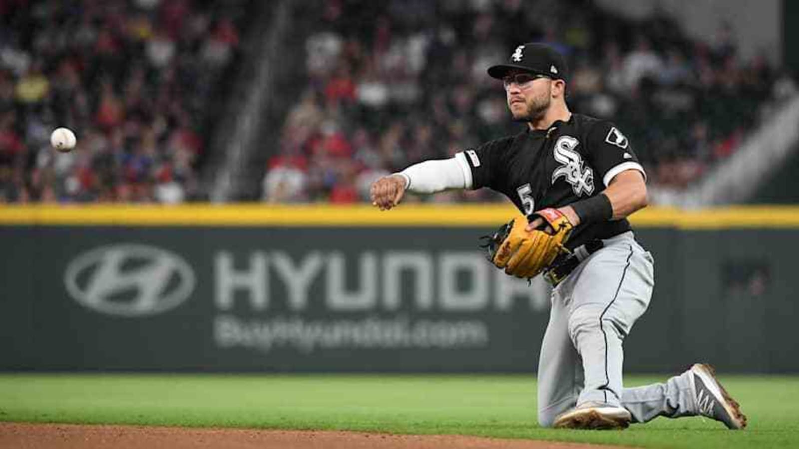 Angels Sign Veteran Gold Glove Award-Winning Infielder