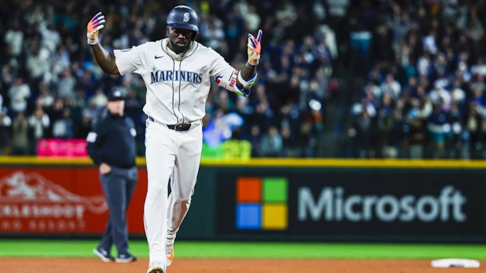 Seattle Mariners Outfielder Goes Viral For Emphatic &#39;Bat Spike&#39; After Key Homer