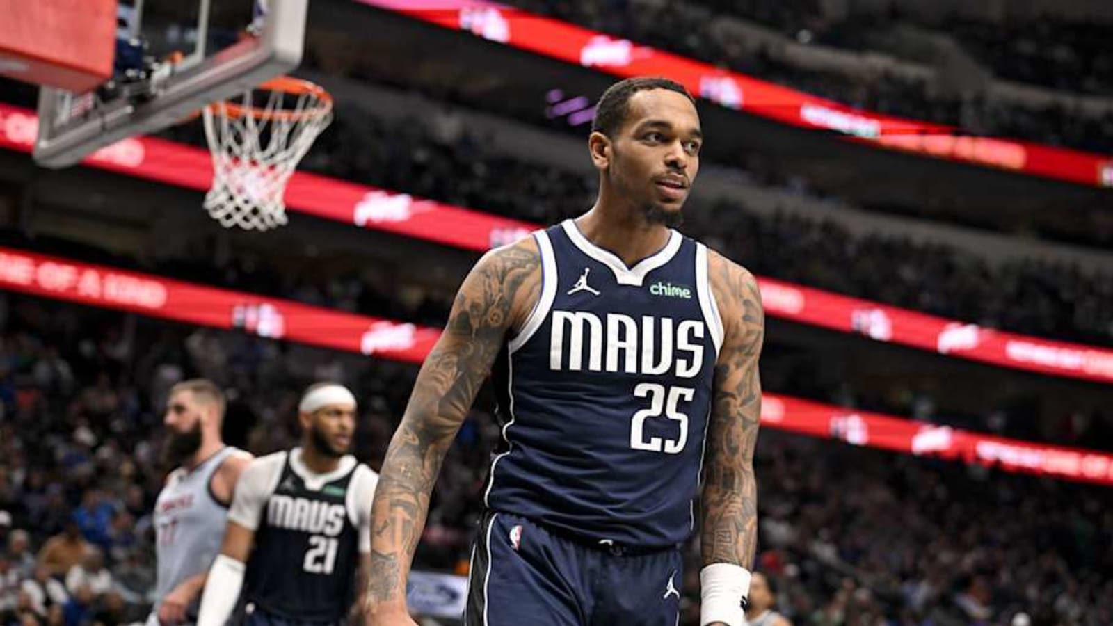 Key Mavericks starter suffers injury vs. Rockets, will not return to game
