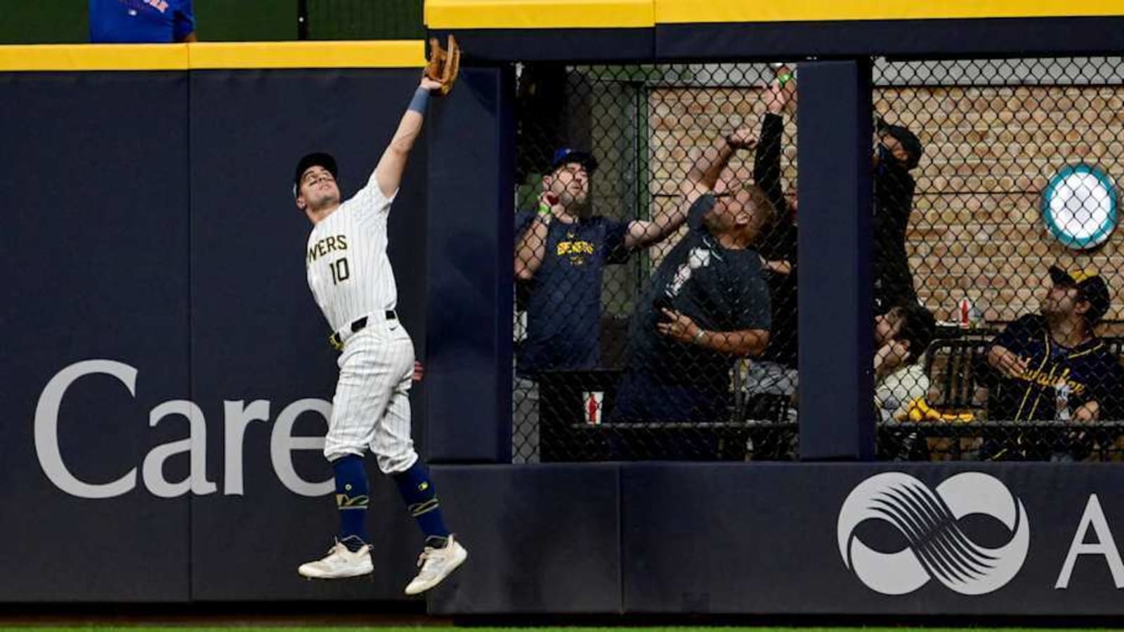 Milwaukee Brewers Defensive Guru Reacts to Winning Gold Glove Award