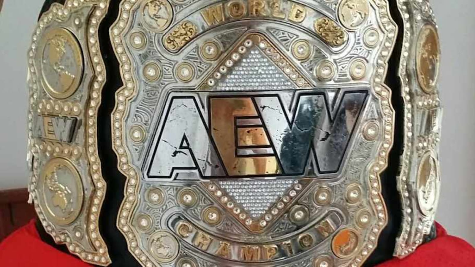 AEW Superstar asks MLB players and analysts to judge his swing