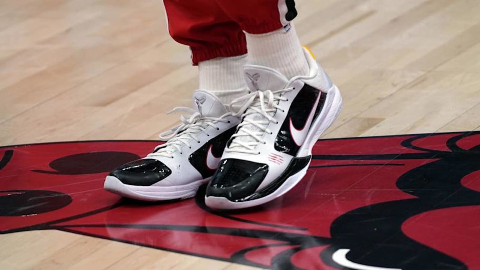 Lonzo Ball Returns to Action in Retro Nike Kobe Sneakers