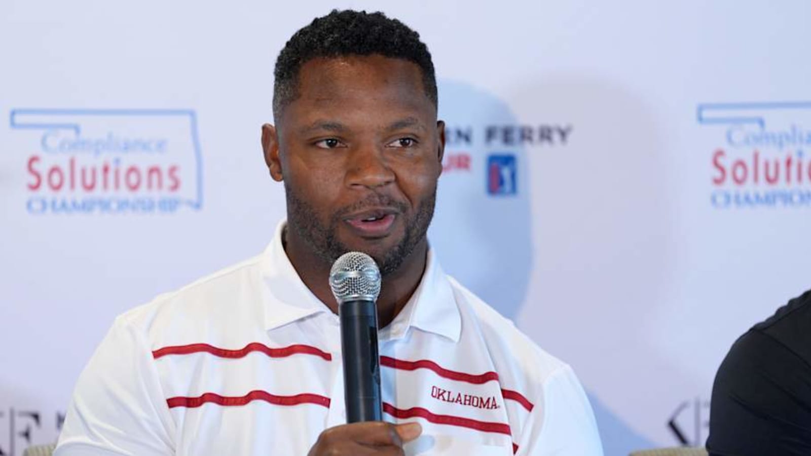 Oklahoma&#39;s Curtis Lofton  Steps Down as General Manager