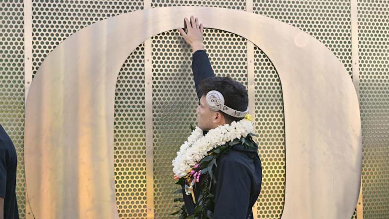 Oregon Ducks&#39; Dillon Gabriel To Win Heisman, Follow Marcus Mariota&#39;s Footsteps?