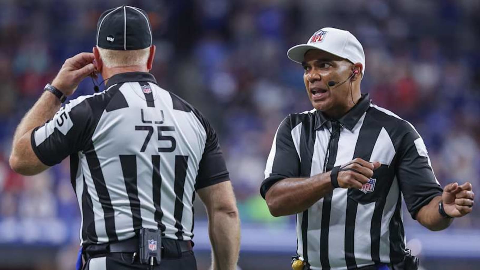 Who are the announcers and referees for Eagles vs. Browns today?