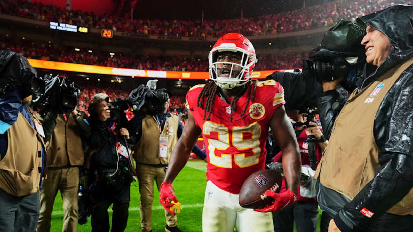 Kareem Hunt injury update: Chiefs RB seeks medical attention for knee