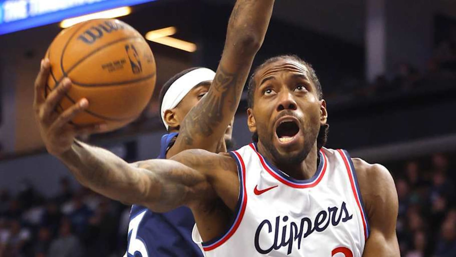 Kawhi Leonard&#39;s Absurd Layup in Clippers-Bucks Goes VIral