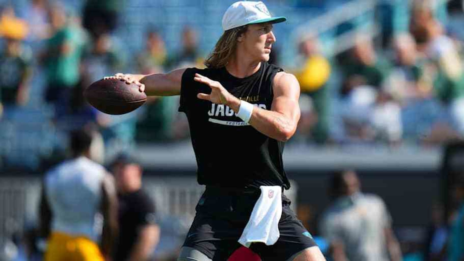 Who are the announcers and referees for Eagles vs. Jaguars today?