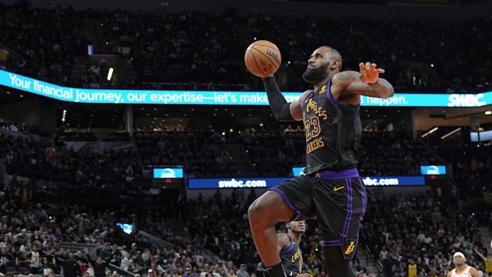 LeBron James&#39; Dunk Went Viral In Jazz-Lakers Game