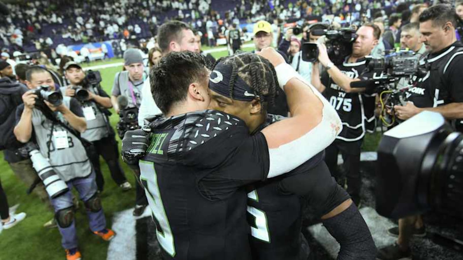 Oregon Ducks’ Tez Johnson Calls Dillon Gabriel &#39;Best Quarterback In The Entire Nation&#39;