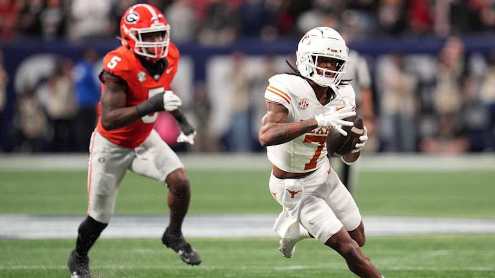 Steve Sarkisian Updates Injury Status of Isaiah Bond & Cam Williams Ahead of Peach Bowl