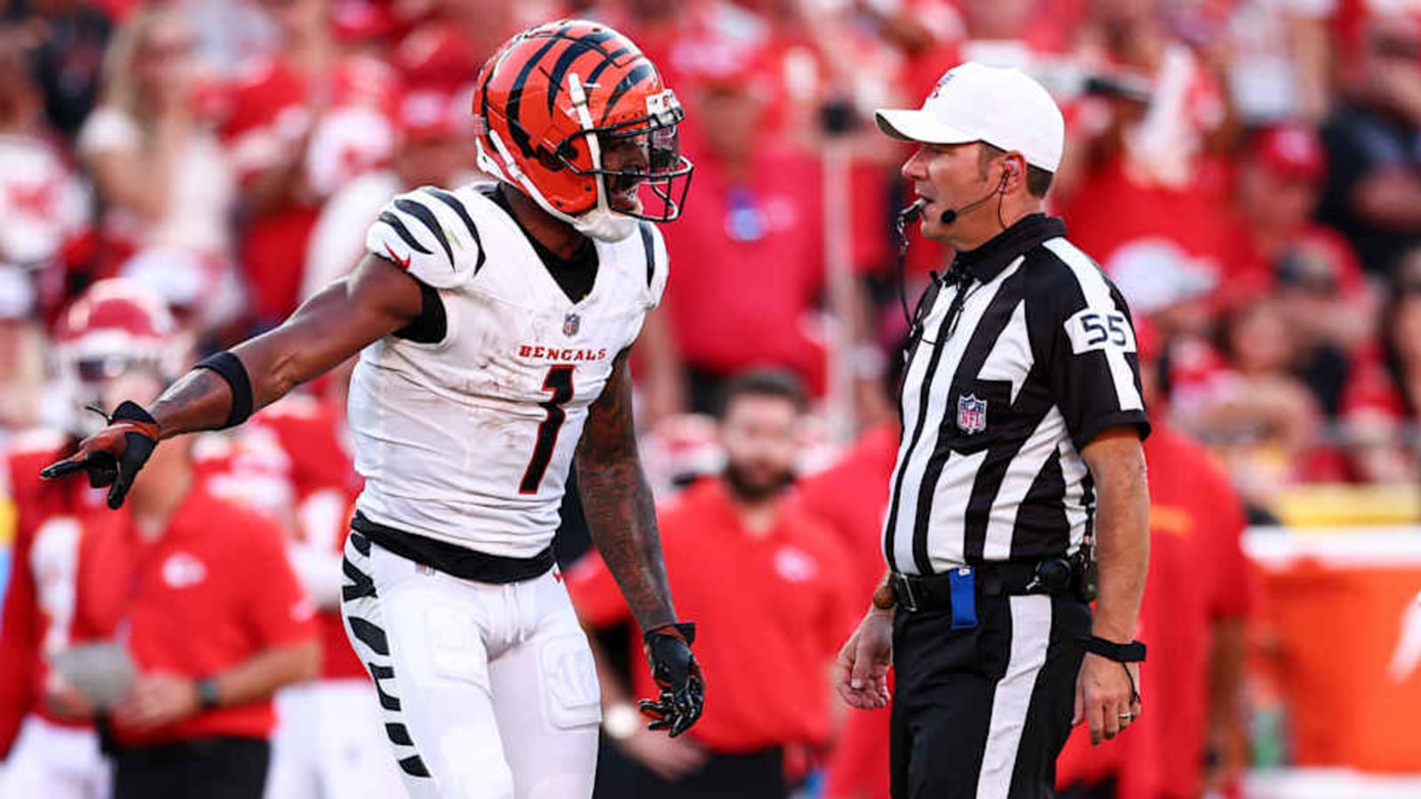 Who are the announcers and referees for Bengals vs. Browns today?