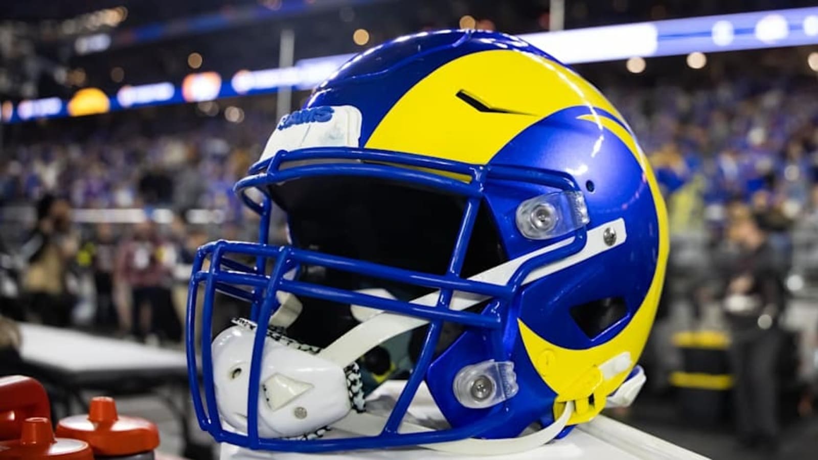  Jaguars Complete Interview With Rams&#39; James Gladstone