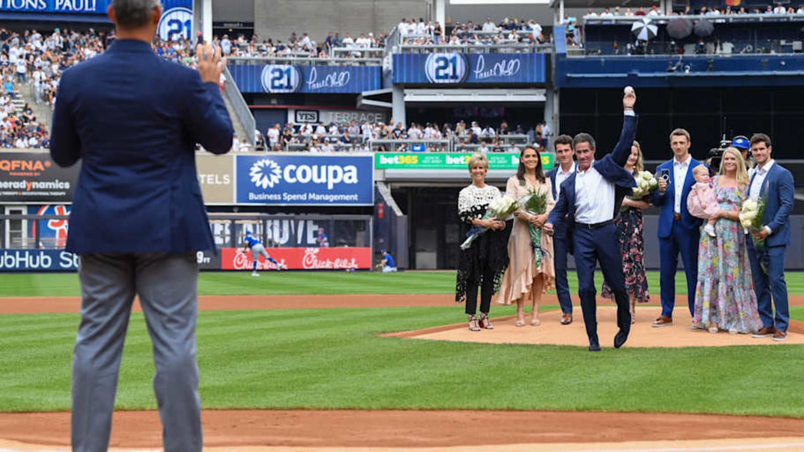 Yankees Legend Paul O&#39;Neill Botches First Pitch Ahead of World Series Game 4