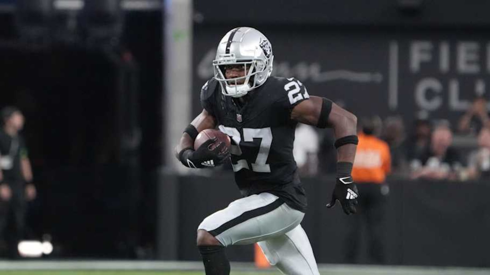  Raiders Re-Sign Sam Webb