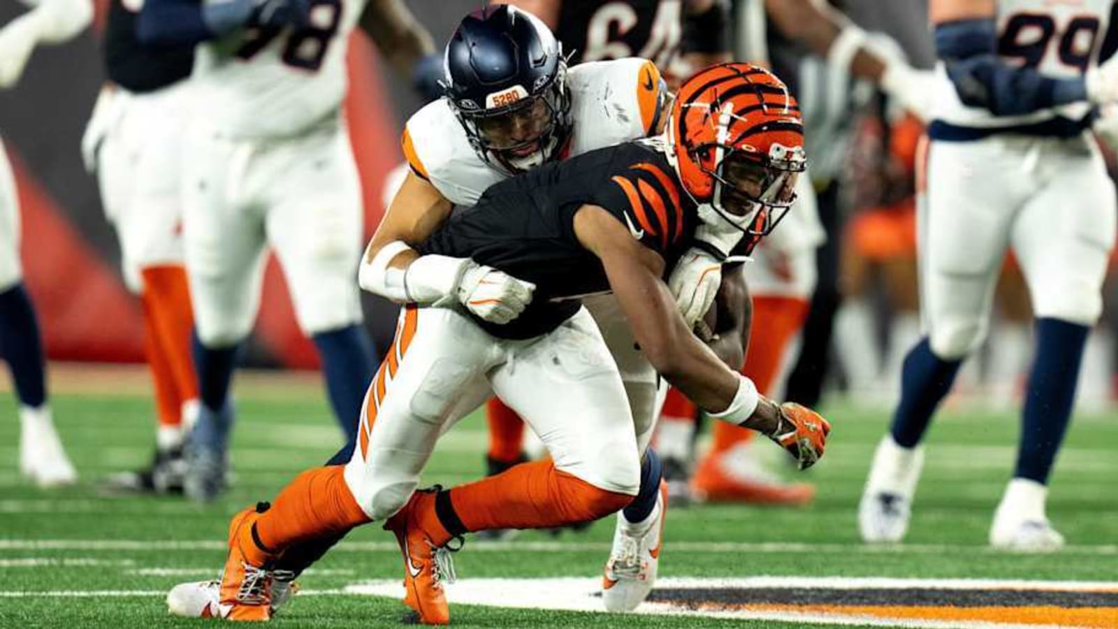 Report: Broncos Bring Back Starting LB on One-Year Contract