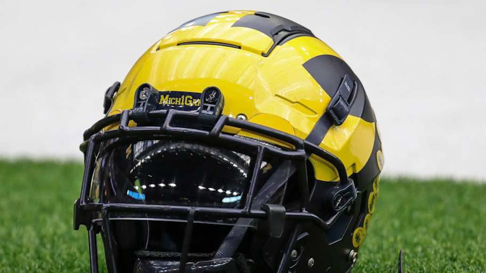  Michigan football lands commitment from massive five-star 2025 prospect