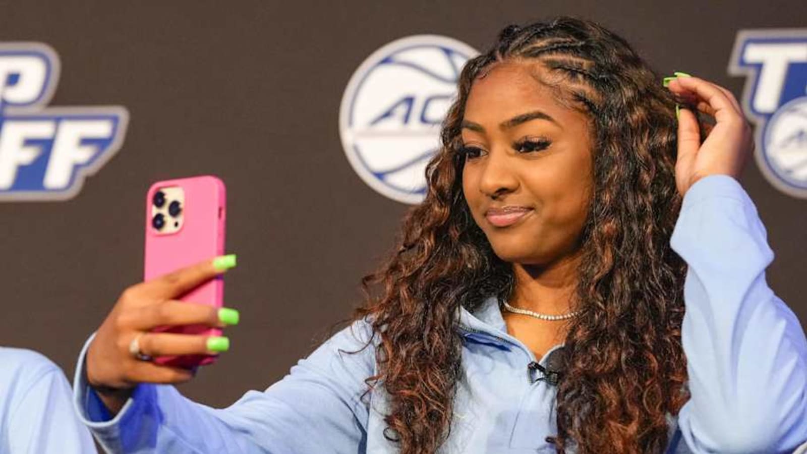 Deja Kelly, Oregon basketball bombshell, flaunts new Ducks uniforms