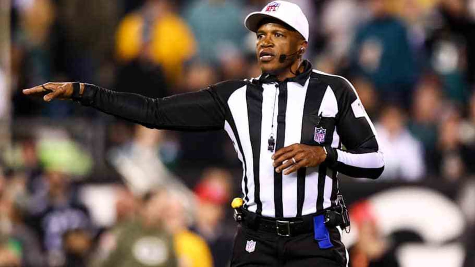 Who are the announcers and referees for Eagles vs. Commanders today?