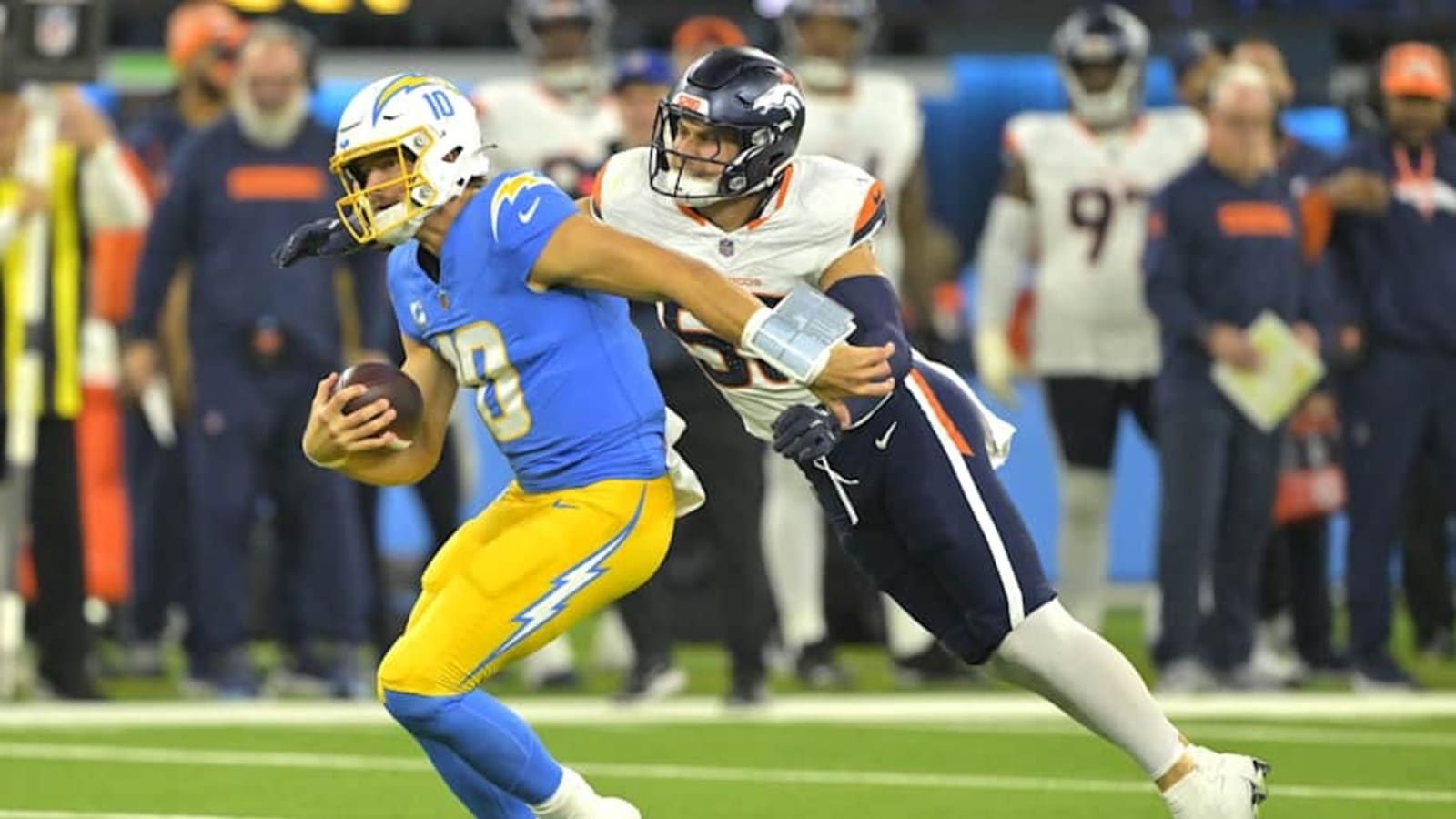 Titans Receive Low Mark For LB Signing
