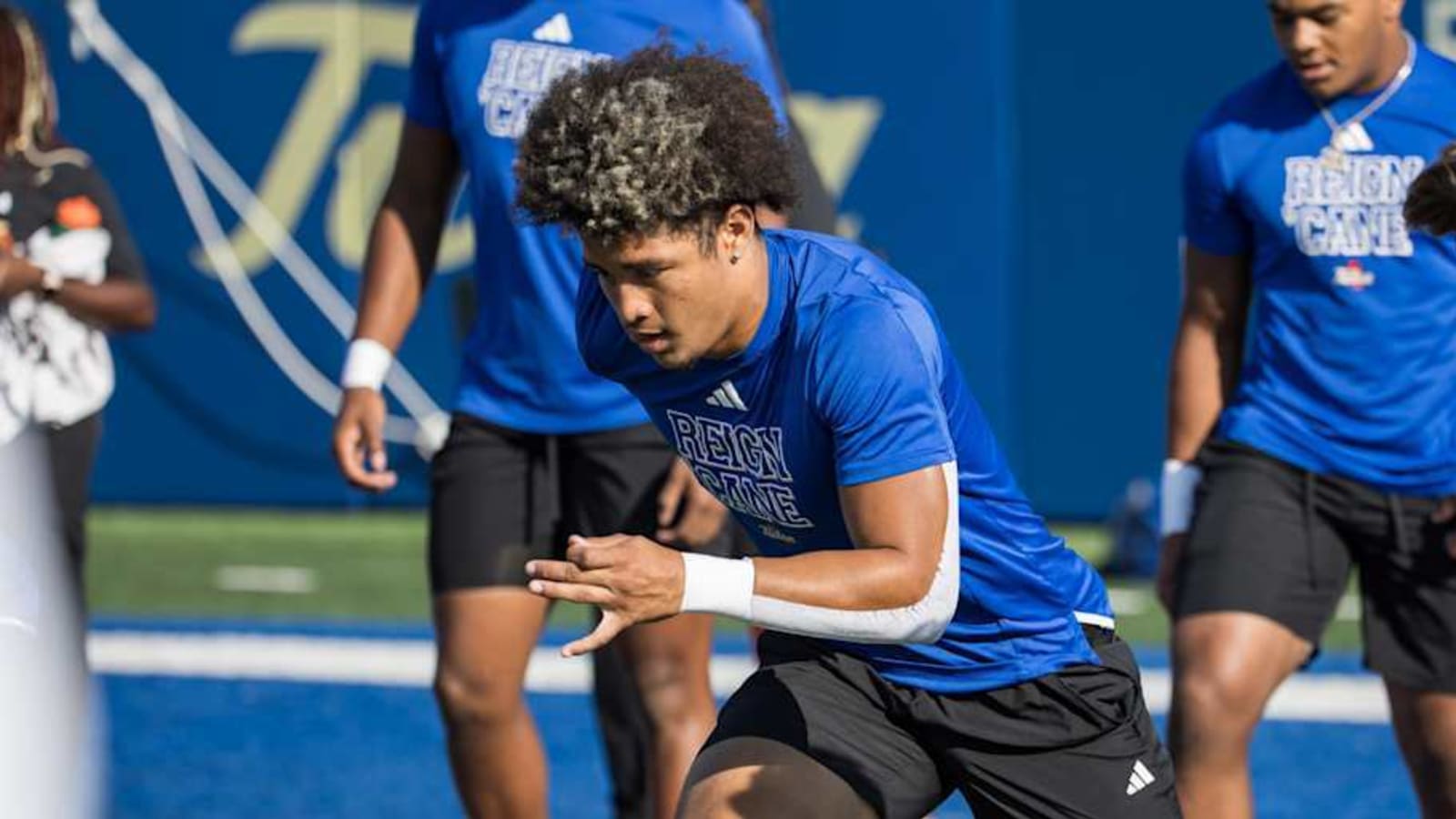 Michigan Football: Wolverines offer transfer WR, conference Freshman of the Year