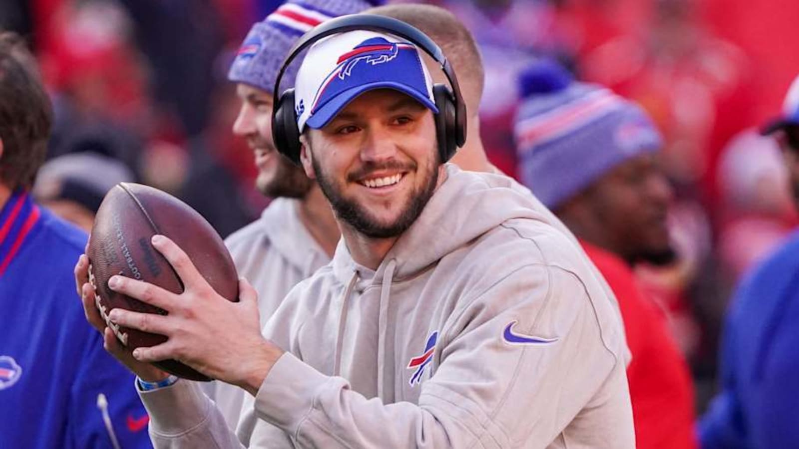 Hailee Steinfeld cheers on Josh Allen in a rare Bills game sighting