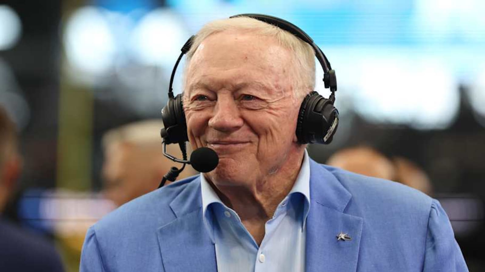 Watch: Jerry Jones arrives at Cowboys practice in a helicopter