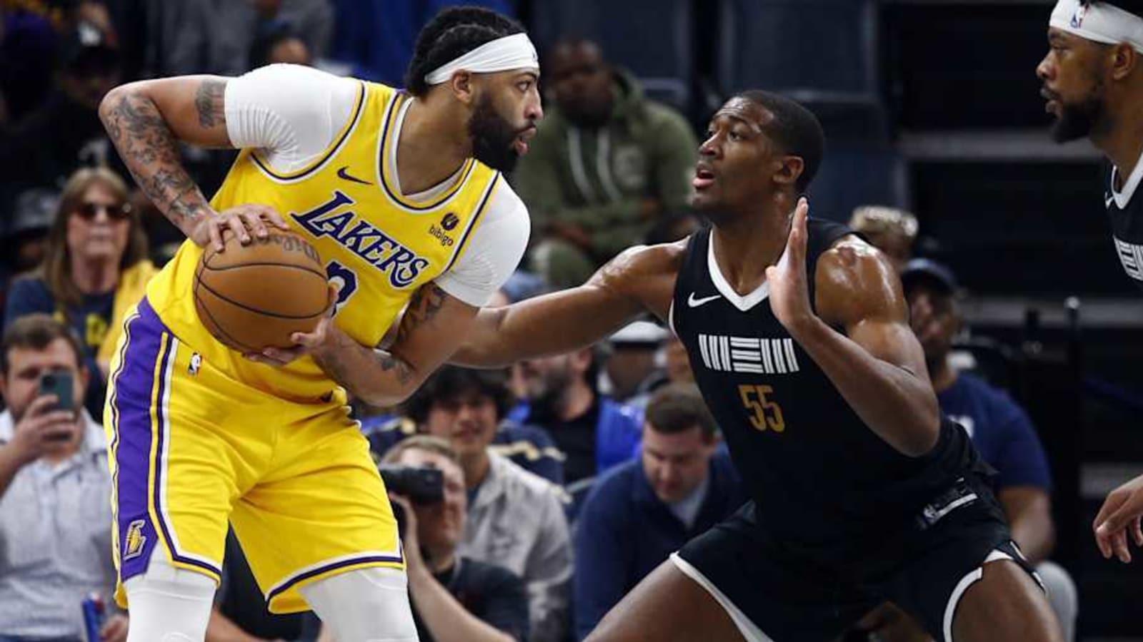 Los Angeles Lakers Officially Sign Ex-Grizzlies Starter
