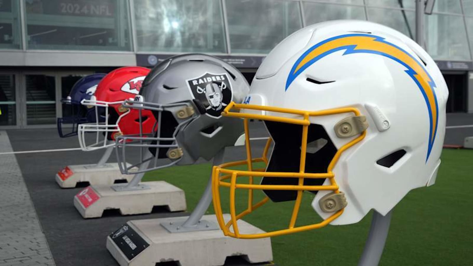 NFL Writer Proposes Eagles-Chargers Blockbuster With Fan-Favorite