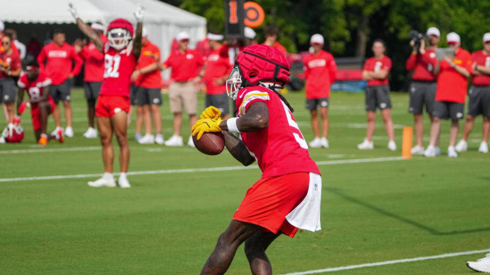 Hollywood Brown&#39;s injury will keep Chiefs from any early returns on one-year bet