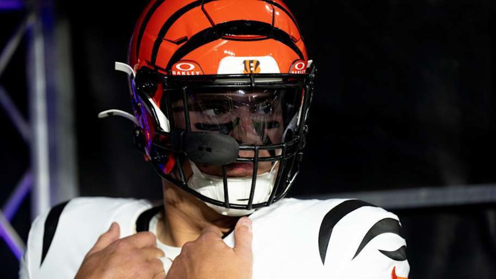  Josh Newton Posts &#39;91 Loading&#39; About Trey Hendrickson Negotiations