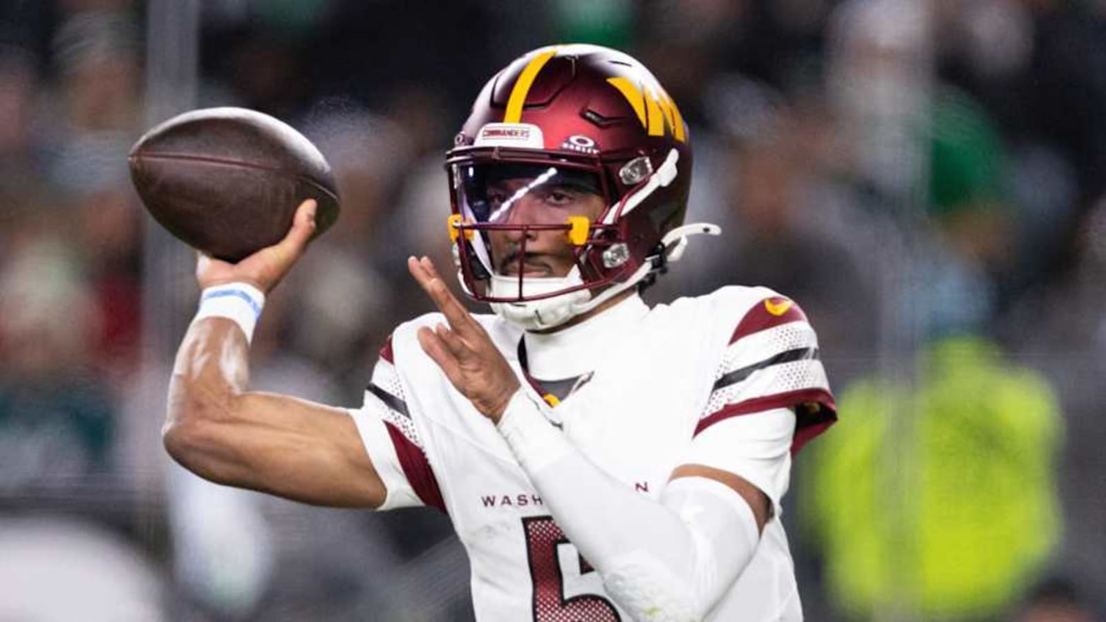Jayden Daniels Cuts Throwing Hand During Commanders-Eagles Game