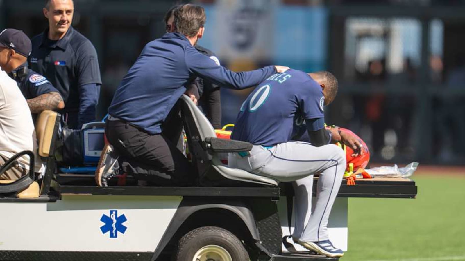 Seattle Mariners Outfielder Victor Robles Exits Game With Shoulder Injury