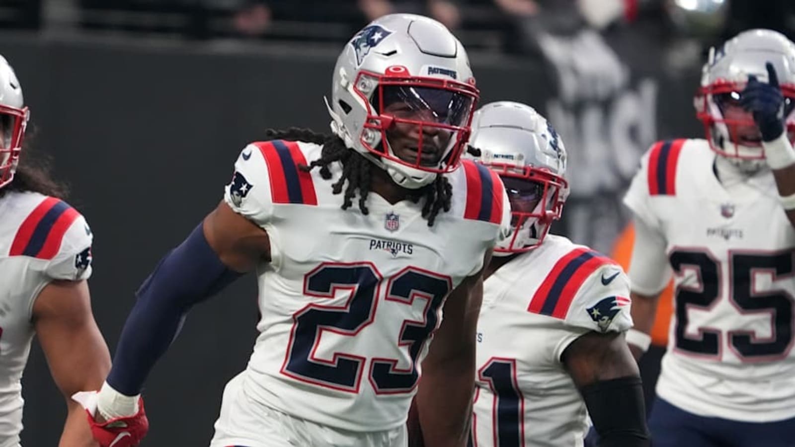 Patriots&#39; Coach Defends Embattled Captain