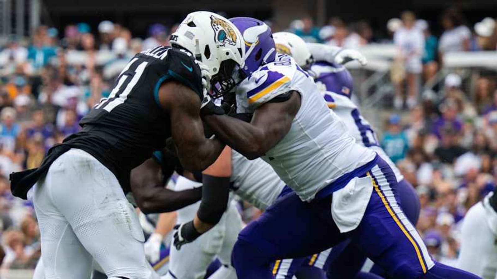 Vikings&#39; Cam Robinson, Ivan Pace Jr. leave Bears game with injuries