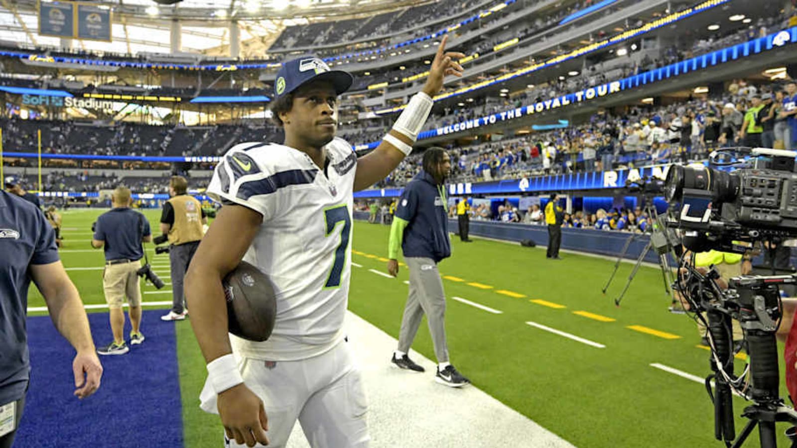 Raiders&#39; Geno Smith Sounds Off on Raider Nation