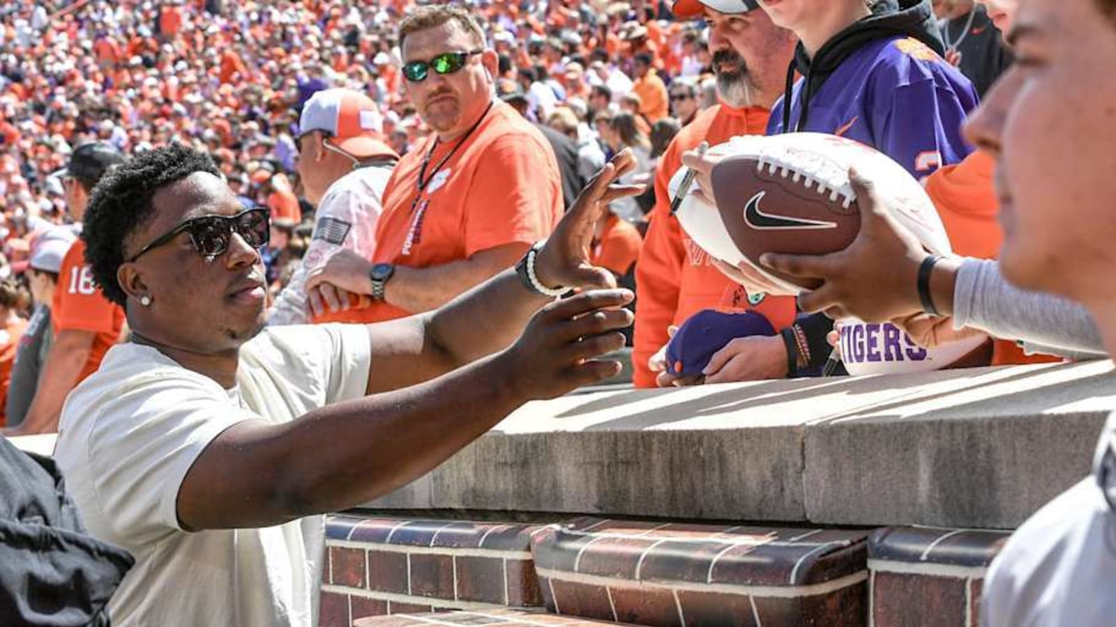 Dallas Cowboys Signing Cincinnati Bengals Defensive End K.J. Henry to Two-Year Contract