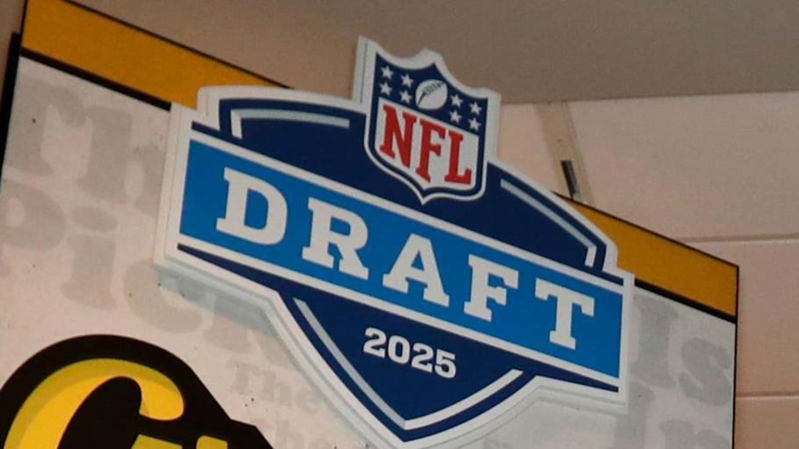 Bizarre 2025 NFL Mock Draft sends Chicago Bears jaw-dropping pick in first round