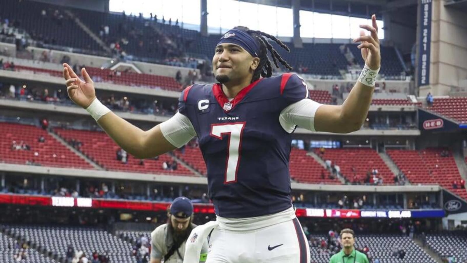 Texans’ Star QB C.J. Stroud Throws Crazy No-Look Pass in OTA Practice