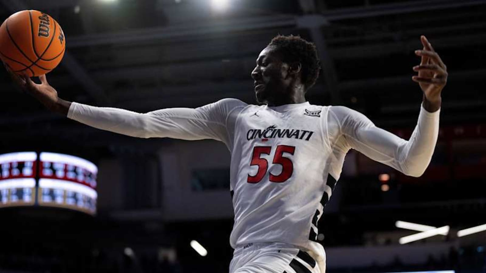 Cincinnati Bearcats Slight Home Betting Favorites Against Arizona